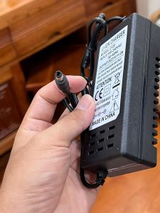Cục sạc máy khoan pin 21v 2a dùng cho pin Li-ion 18v , 5s có tự ngắt đèn báo đầy