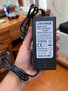 Sạc pin Makita 21V 2A máy khoan cầm tay xịn